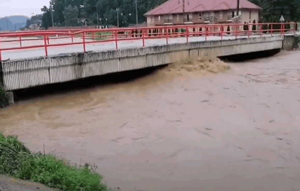 I čuveni 'Dom trubača' u Guči potopila <span style='color:red;'><b>nabujala reka</b></span> (VIDEO)